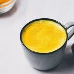 "Leche" dorada: la bebida de cúrcuma con 10 beneficios para la salud