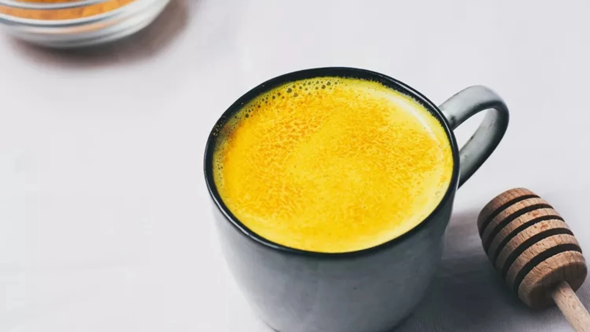 "Leche" dorada: la bebida de cúrcuma con 10 beneficios para la salud