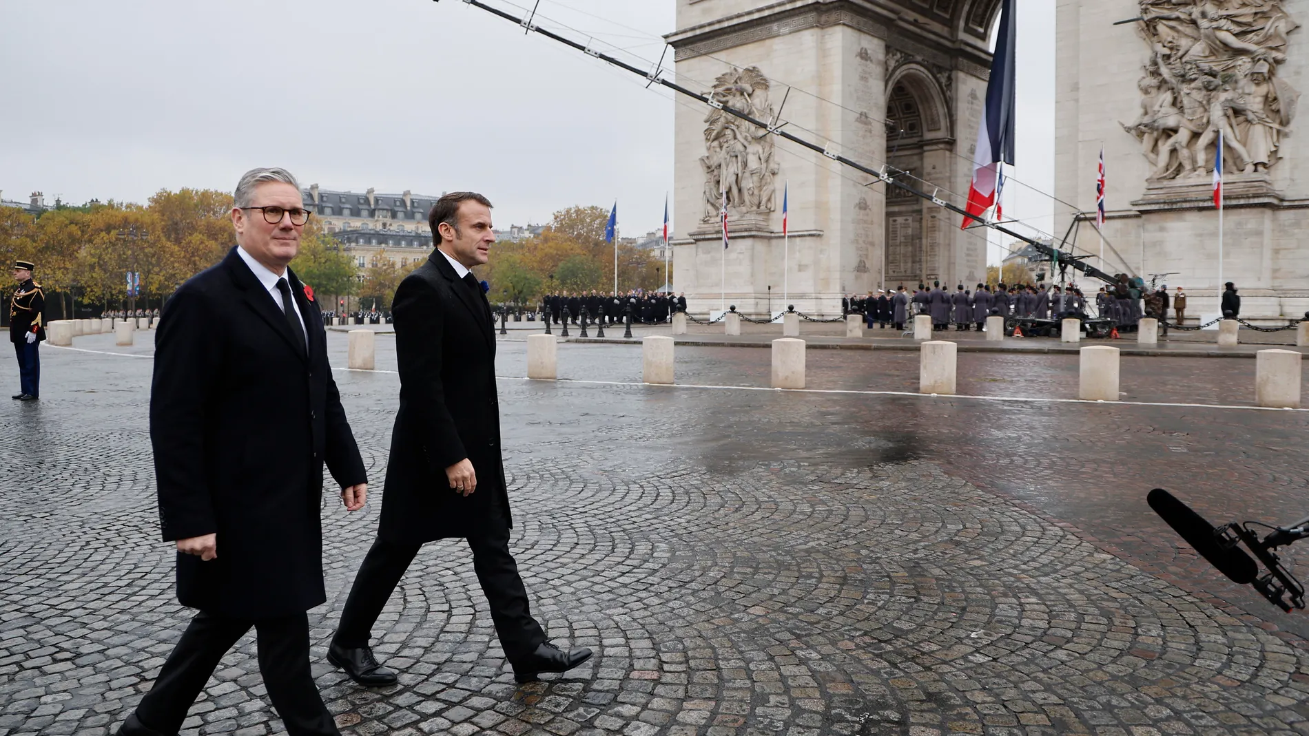 Paris (France), 11/11/2024.- Britain's Prime Minister Keir Starmer (L) and France's President Emmanuel Macron review the troops during commemorations marking the 106th anniversary of the WWI Armistice, on the Place de l'Etoile, with the Arc de Triomphe in the background, in Paris, France, 11 November 2024. The Armistice was signed on 11 November 1918 by the Allies and Germany, ending World War I (WWI). (Francia, Alemania, Reino Unido) EFE/EPA/LUDOVIC MARIN / POOL MAXPPP OUT