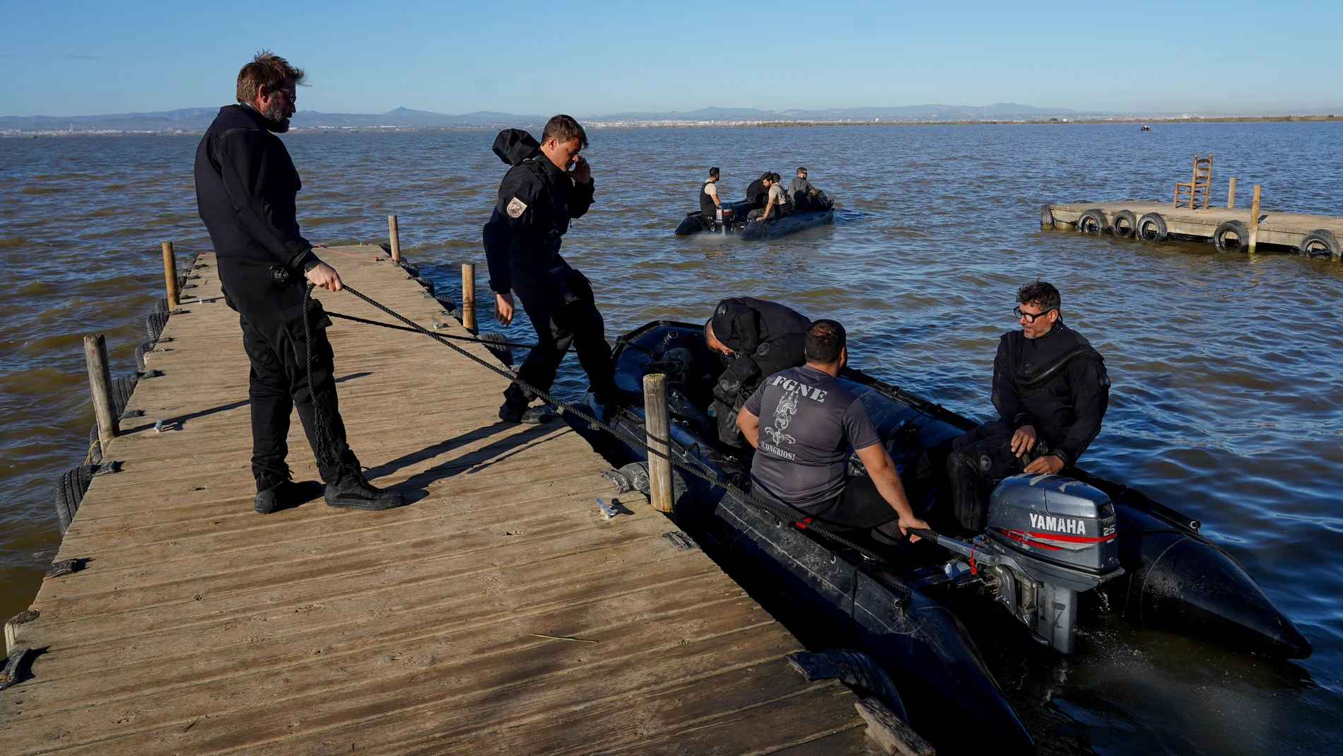 Agentes de la Armada buscan a los desaparecidos en La Albufera, en el día 13 tras el paso de la DANA por Valencia, a 11 de noviembre de 2024, en Valencia, Comunidad Valenciana (España). Casi dos semanas después del paso de la DANA que arrasó la provincia de Valencia y mientras siguen las tareas de búsqueda de víctimas, la cifra oficial de desaparecidos se sitúa en 32 y quedan ocho cadáveres sin identificar. El número total de fallecidos se mantiene en 214. Con el fin de ayudar a los damnifica...