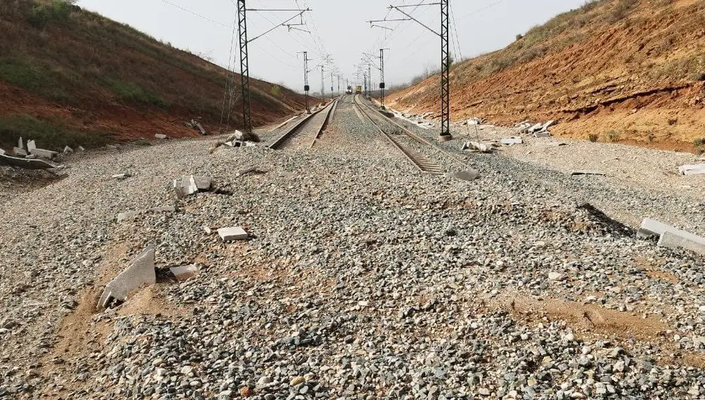 La DANA causó graves desperfectos en la la línea de alta velocidad cerca de Valencia