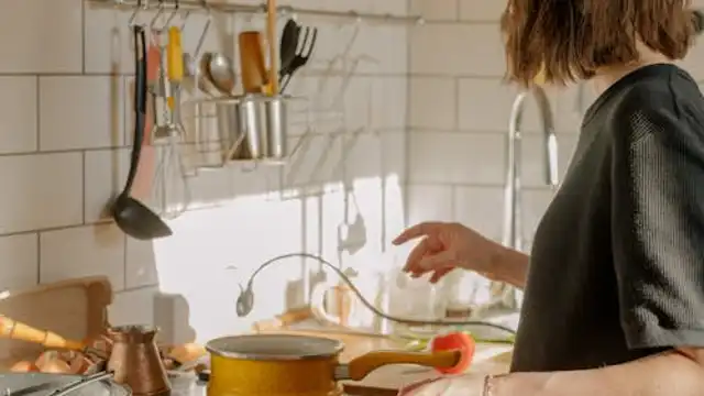 Una persona se hace la comida en su casa Una persona se hace la comida en su casa