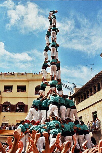 Varias personas forman un Castell
