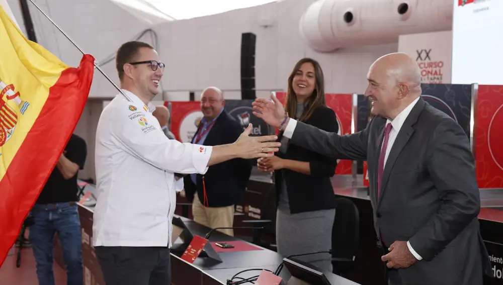 Carnero saluda a uno de los chefs participantes