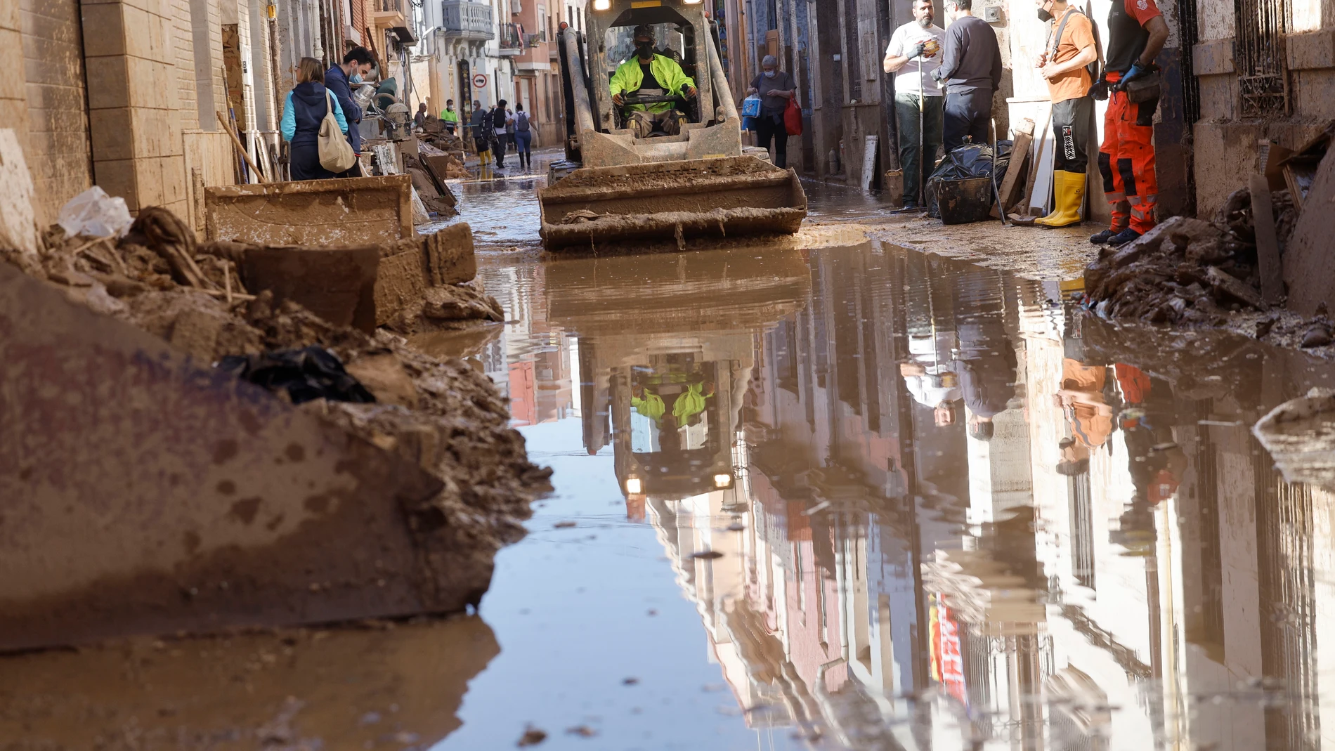 PAIPORTA (VALENCIA), 11/11/2024.- Tareas de limpieza y retirada del lodo en Paiporta (Valencia) este lunes. La última actualización de datos oficiales sobre los efectos de la dana y las devastadoras inundaciones del pasado 29 de octubre ha elevado a 222 el número de víctimas mortales confirmadas en toda España, y ha situado en 36.803 el número de personas que han sido rescatadas, 82 de ellas en las últimas horas. EFE/ Kai Forsterling