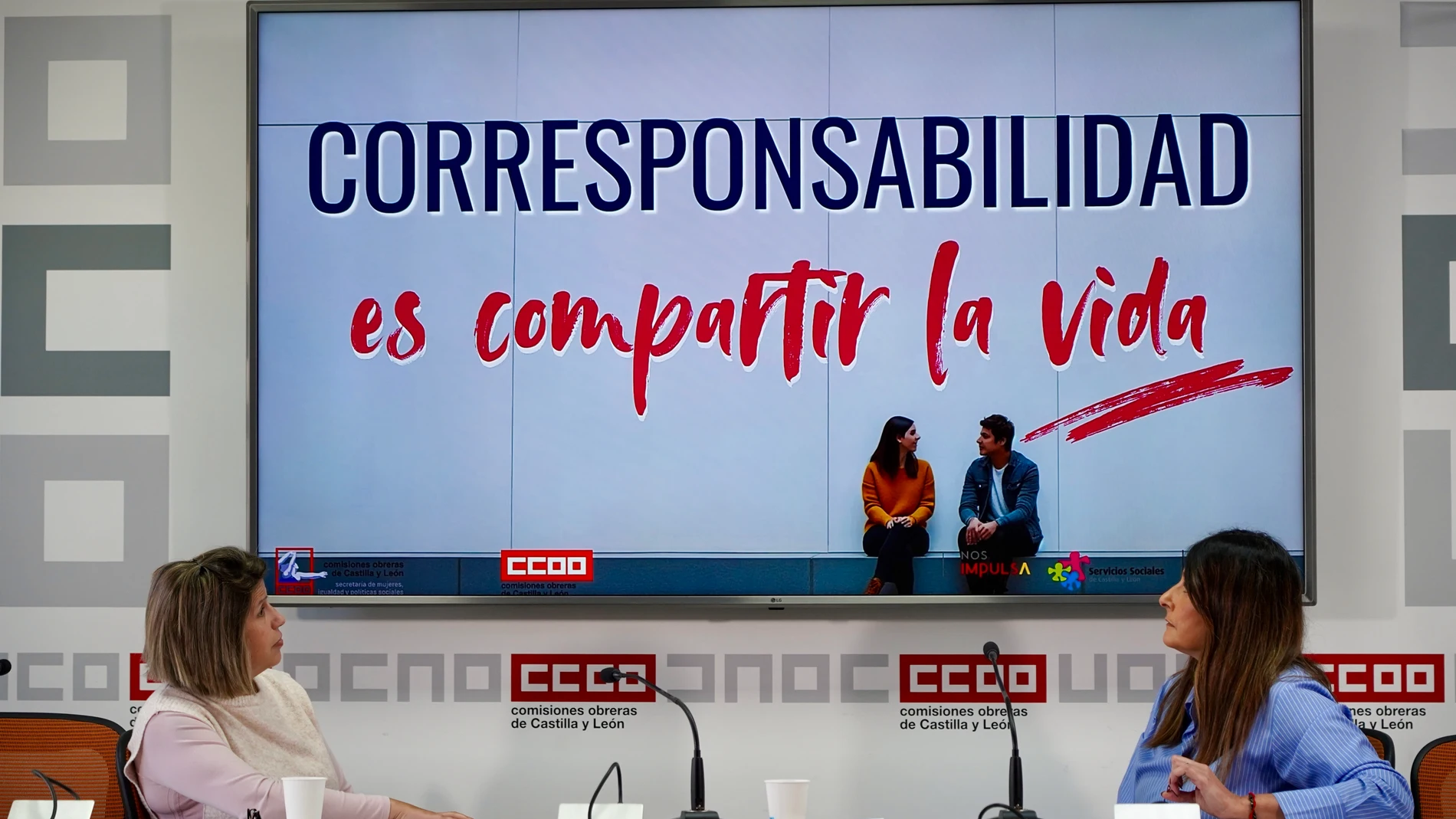 La secretaria de Mujeres, Igualdad y Políticas Sociales de CCOO Castilla y León, Yolanda Martín, y la coordinadora del servicio de asesoramiento e igualdad (SAI), Elena Pinilla, presentan una campaña sobre corresponsabilidad.