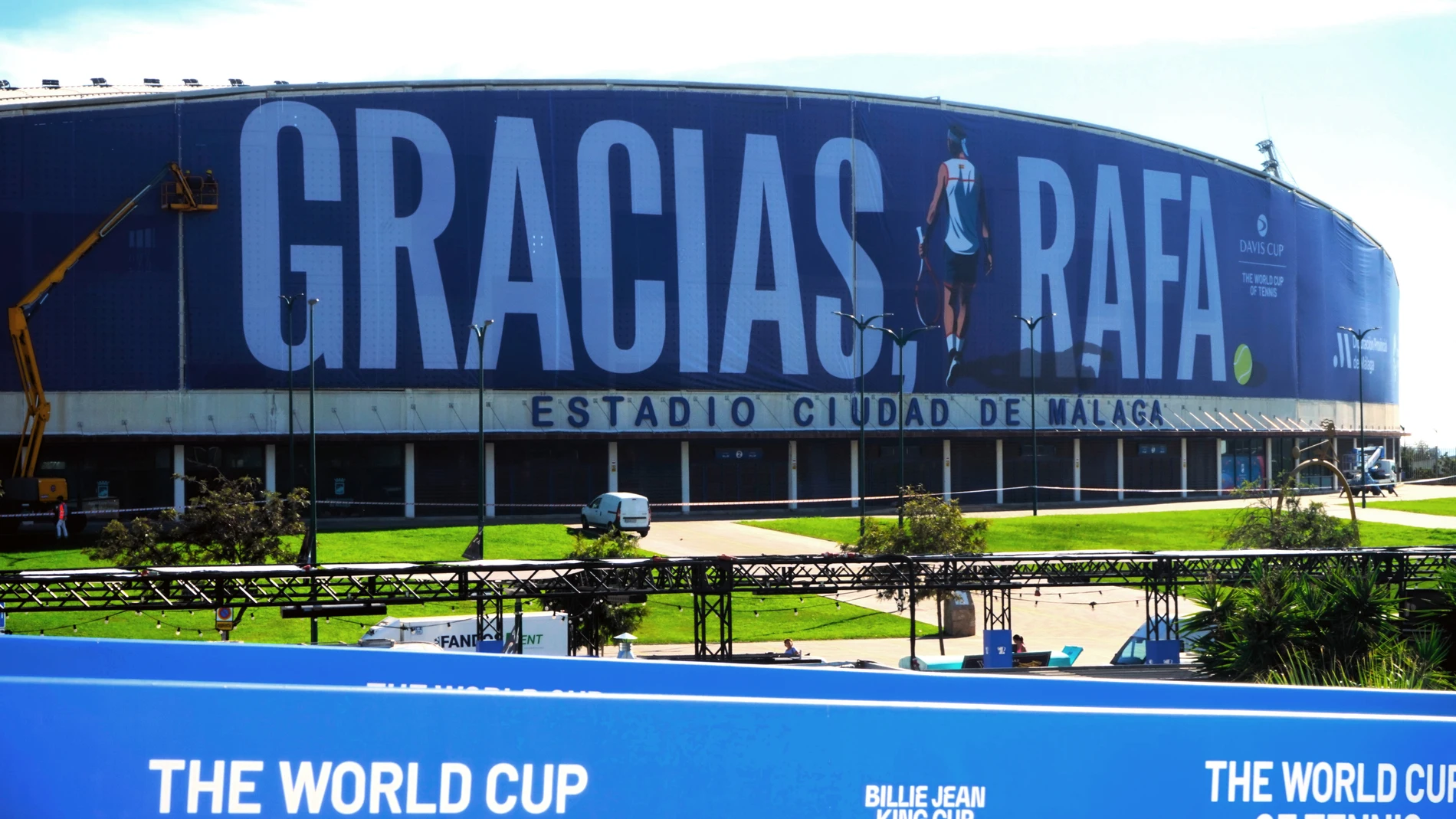 MÁLAGA, 12/11/2024.-El Estadio Ciudad de Málaga luce desde este martes una lona gigante de 2.600 metros cuadrados de superficie con una figura de Rafa Nadal de espaldas de 15 metros de altura, en la que se lee "Gracias", que se sitúa frente a los accesos al Palacio de los Deportes Martín Carpena, donde el tenista disputará su último torneo como profesional del 19 al 24 de noviembre en la final de la Copa Davis y con la que el Ayuntamiento y la Diputación de Málaga agradecen al tenista mallorq...