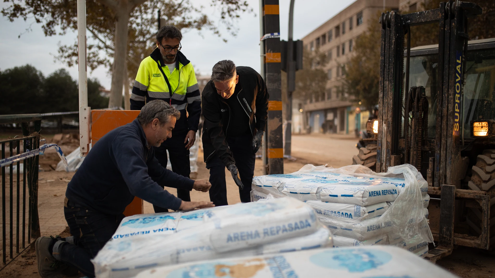 Varios operarios ponen sacos de arena para contener la nueva riada, a 12 de noviembre de 2024, en Aldaia, Valencia, Comunidad Valenciana (España). El pasado 29 de octubre una DANA asoló la provincia de Valencia. El resultado a día de hoy de la peor “gota fría” del país en el siglo se salda con 214 víctimas mortales, según el balance estadístico con el acumulado histórico del Centro de Integración de Datos (CDI). Mientras, las oficinas ante mortem habilitadas por la Policía Nacional y La Guard...