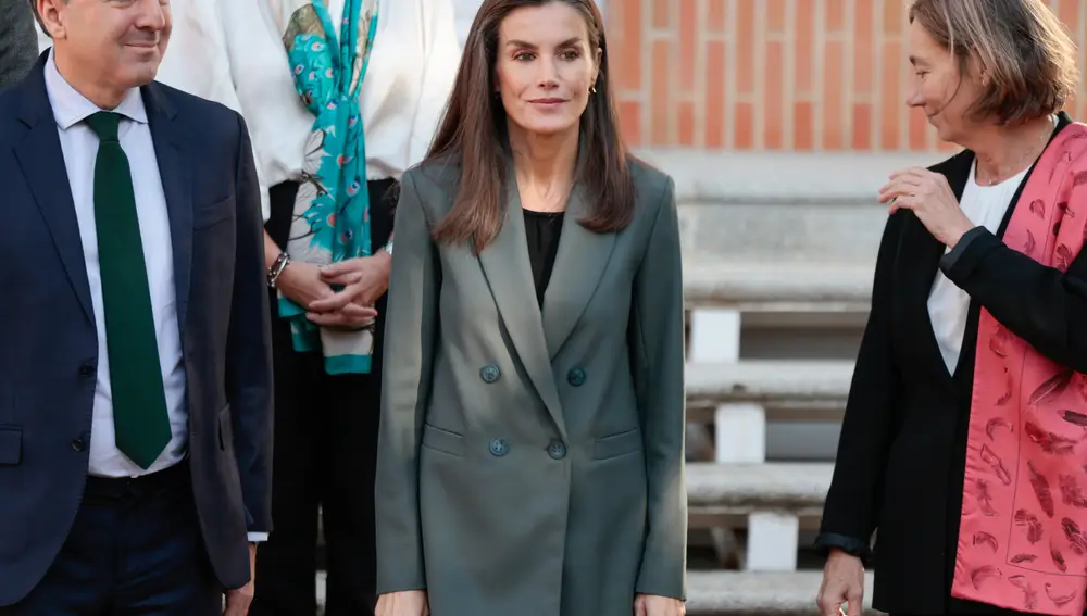La Reina Letizia con pendientes valencianos.