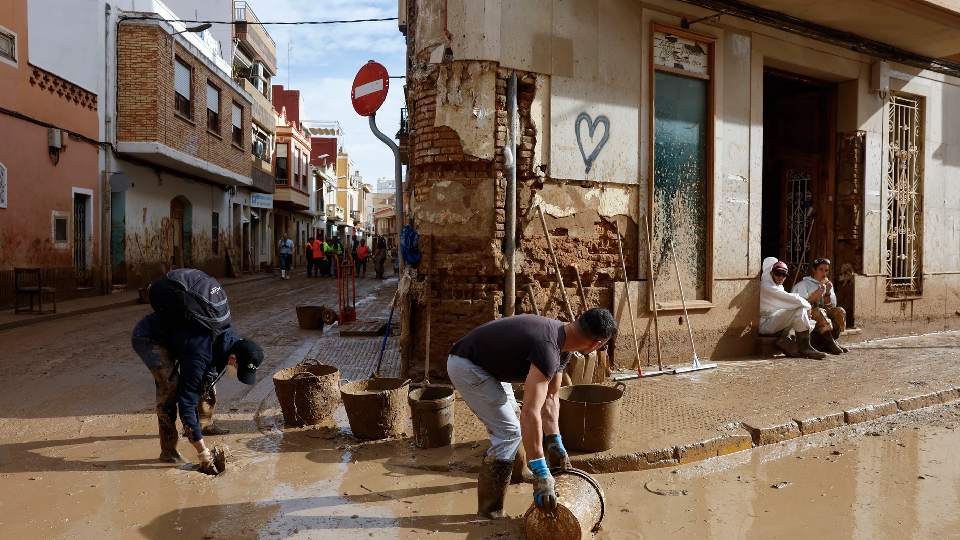 PAIPORTA (VALENCIA), 12/11/2024.- Voluntarios limpian las calles de Paiporta, este martes. La dana que dejó en Valencia más de dos centenares de muertos y decenas de desaparecidos, ha cambiado la vida de miles de personas y condicionado la economía, el transporte y la educación de la provincia; dos semanas después prosigue el goteo de mejoras en infraestructuras y servicios básicos y, en paralelo, la polémica política por la gestión de la catástrofe. EFE/Jorge Zapata