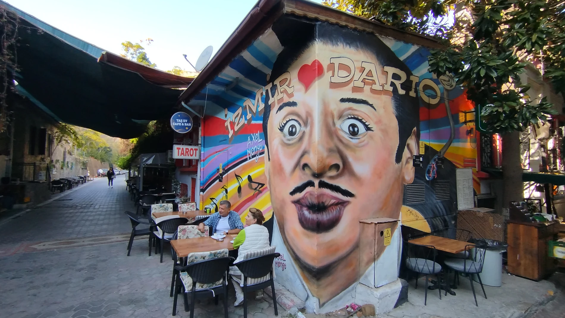 Pintura del gran Darío Moreno realizada por del joven y famoso artista callejero Aksel Mengü