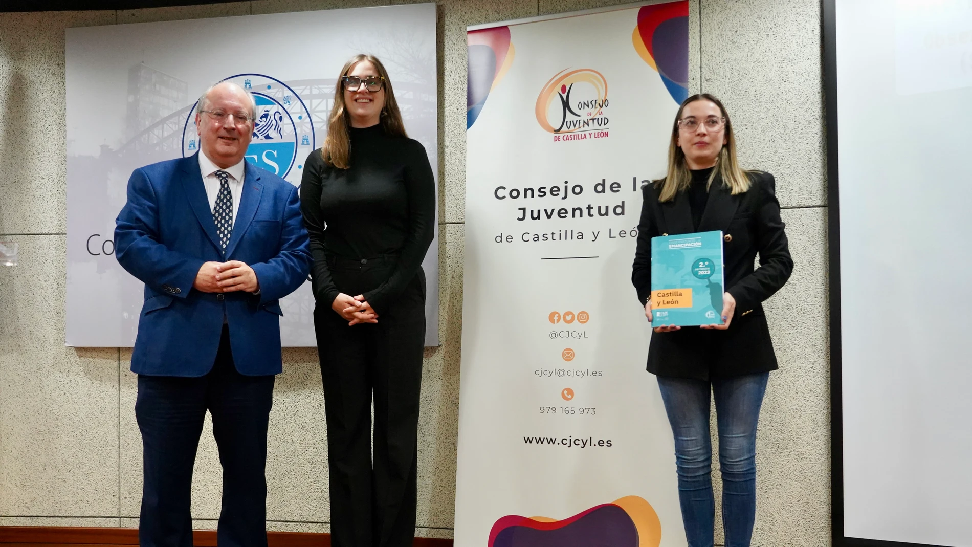 Enrique Cabero, presidente regional del CES, junto a Sandra Ámez y Andrea González, presidentas del Consejo de la Juventud de Castilla y León y España, respectivamente