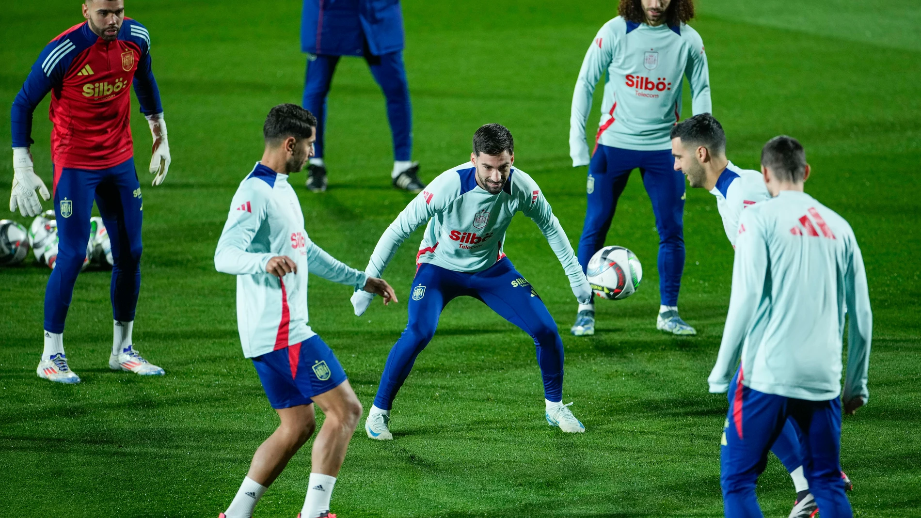 LAS ROZAS (MADRID), 12/11/2024.- Los jugadores de la selección española de fútbol durante el entrenamiento que han realizado hoy martes en La Ciudad del Fútbol de Las Rozas preparatorio para los próximos encuentro de la Liga de Naciones. EFE / Borja Sánchez-Trillo.