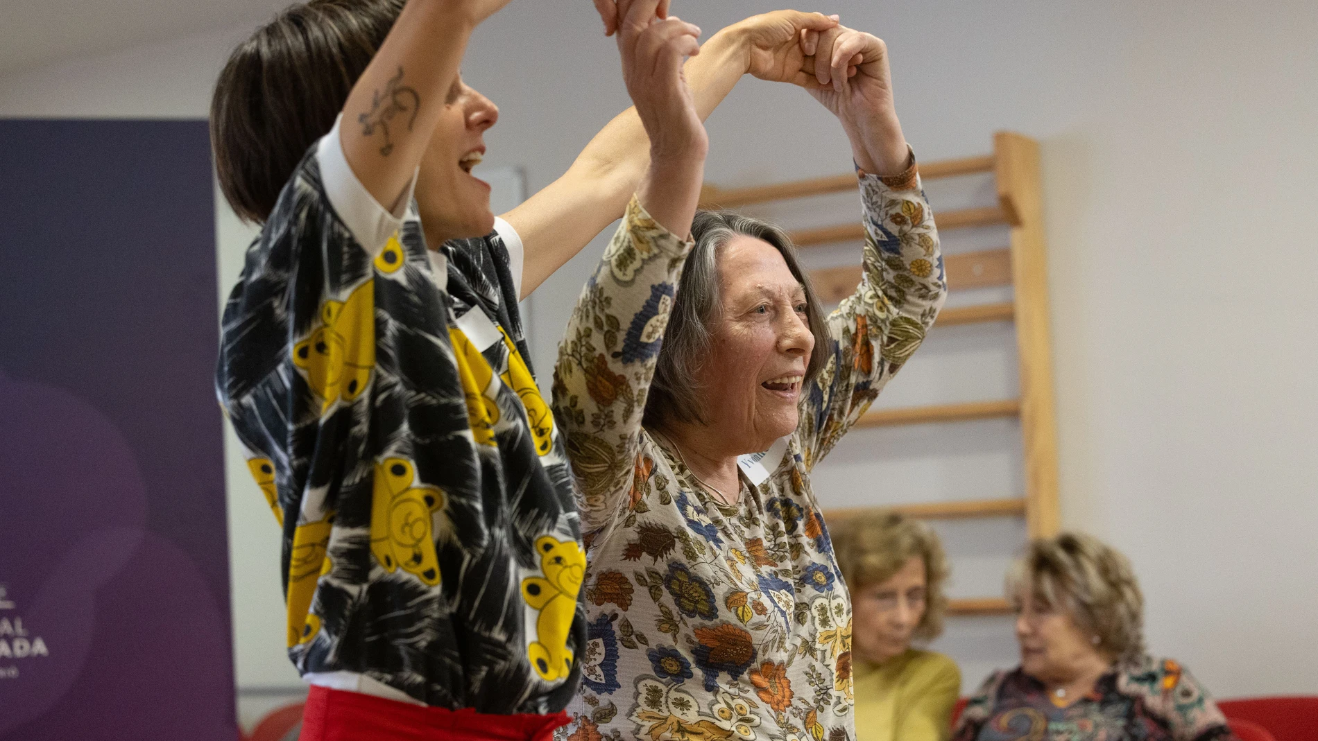 En las sesiones de danza, el contacto y el tacto a través de las manos juega una papel destacado