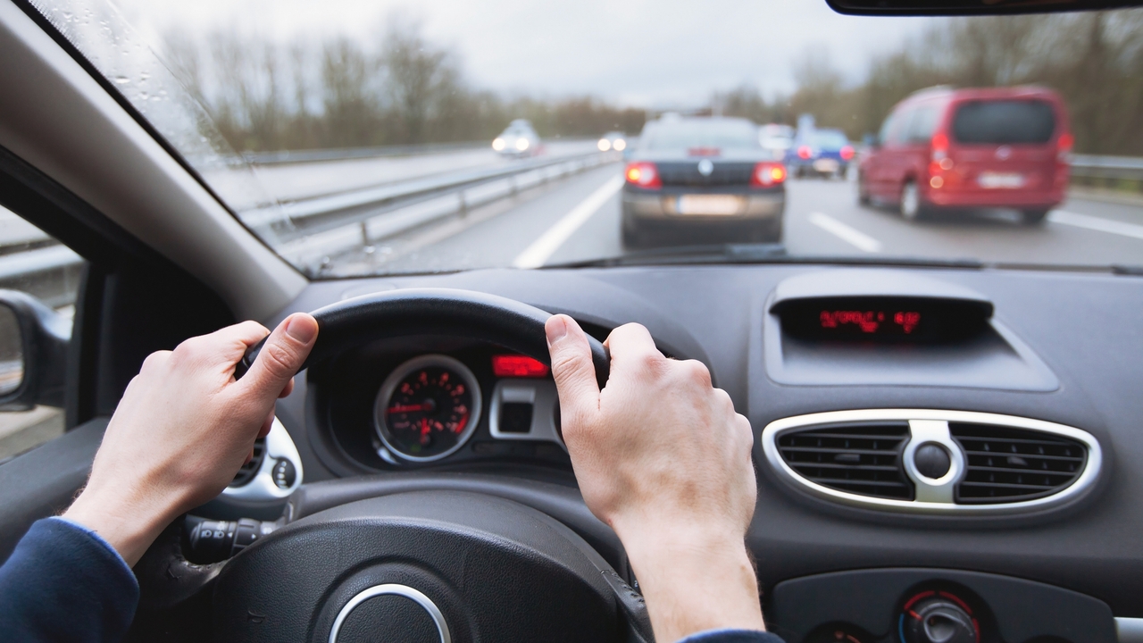 La DGT avisa: ¿estás obligado a apartarte si vas por el carril izquierdo a 120 km/h y alguien te quiere adelantar?