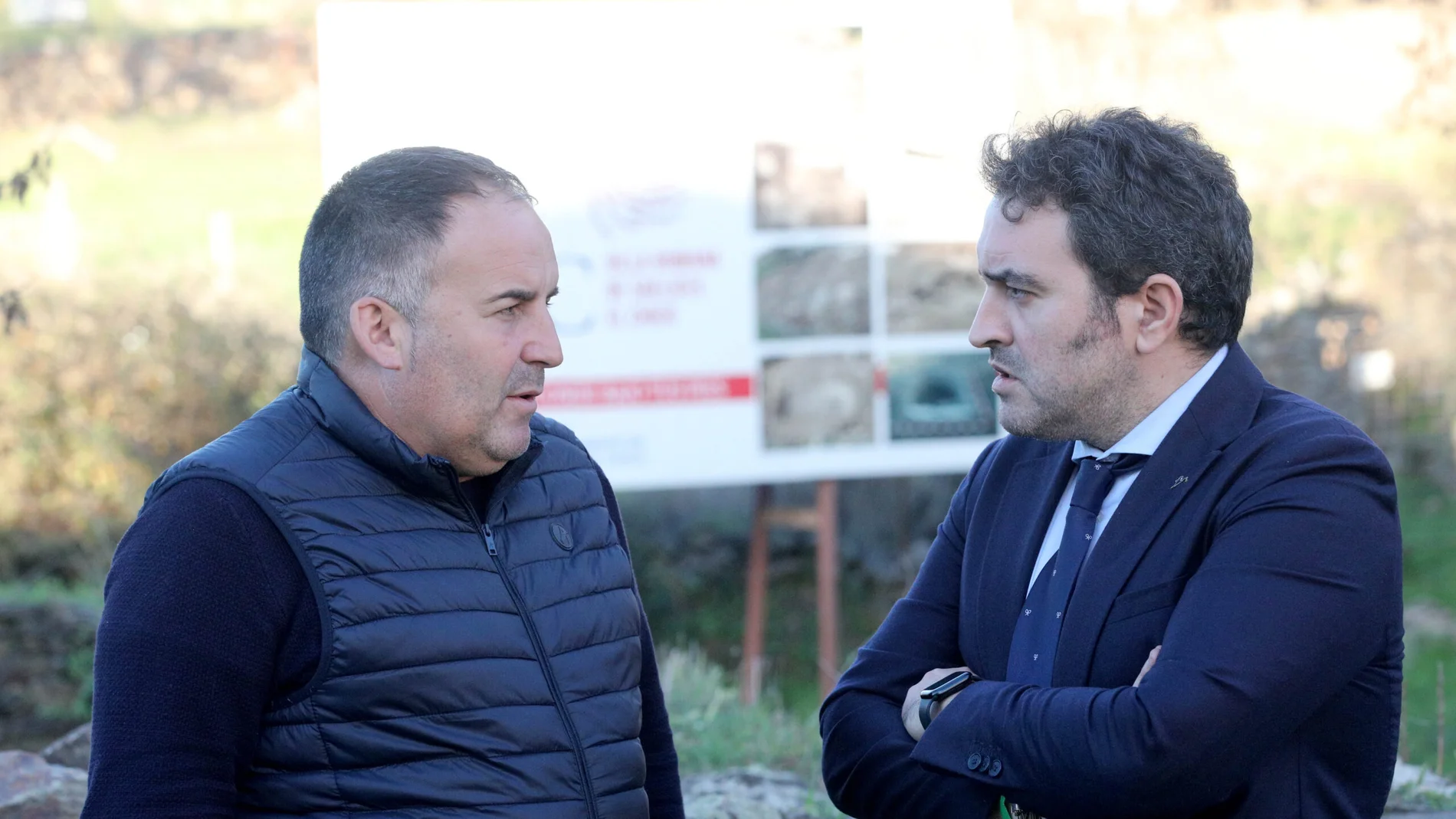El director de la Fundación Siega Verde, Luis Ballesteros, conversa con el representante de la villa romana