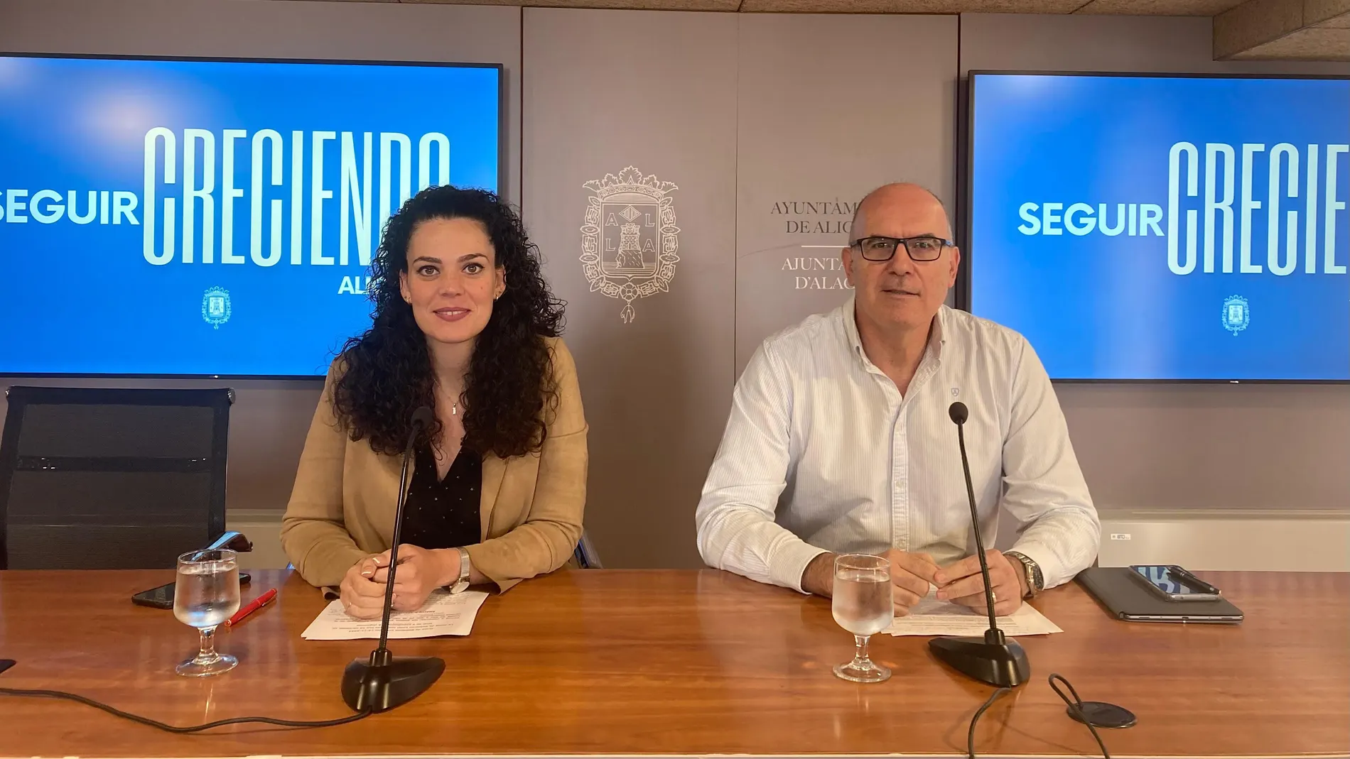 La nueva portavoz del Gobierno Local de Alicante, Cristina Cutanda, junto al también portavoz, Manuel Villar, hoy en rueda de prensa