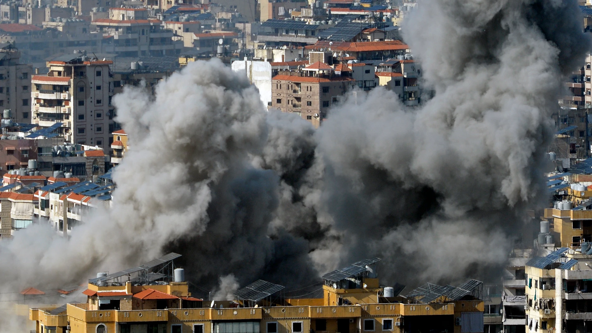Beirut (Lebanon), 12/11/2024.- Smoke rises following an Israeli airstrike on the Dahieh district in Beirut, Lebanon, 12 November 2024. According to the Lebanese Ministry of Health, more than 3,243 people have been killed and over 14,134 others injured in Lebanon since the escalation in hostilities between Israel and Hezbollah. (Líbano, Hizbulá/Hezbolá) EFE/EPA/WAEL HAMZEH