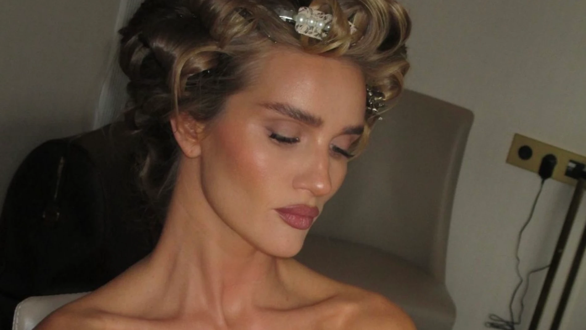 Rosie Huntington-Whiteley preparando la piel con maquillaje.