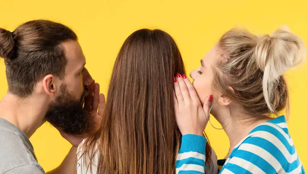 Conversación de persuasión entre tres personas
