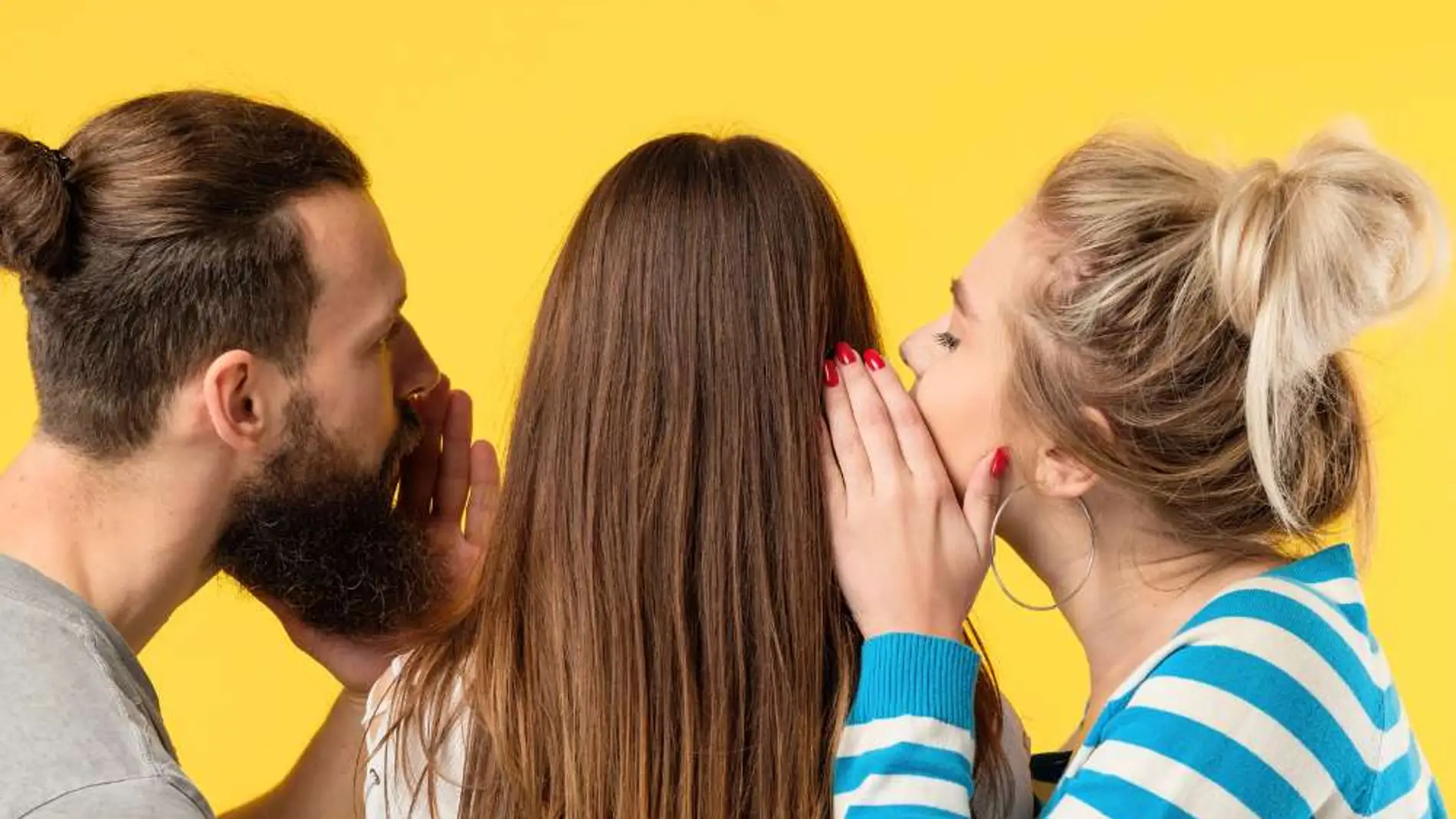 Conversación de persuasión entre tres personas