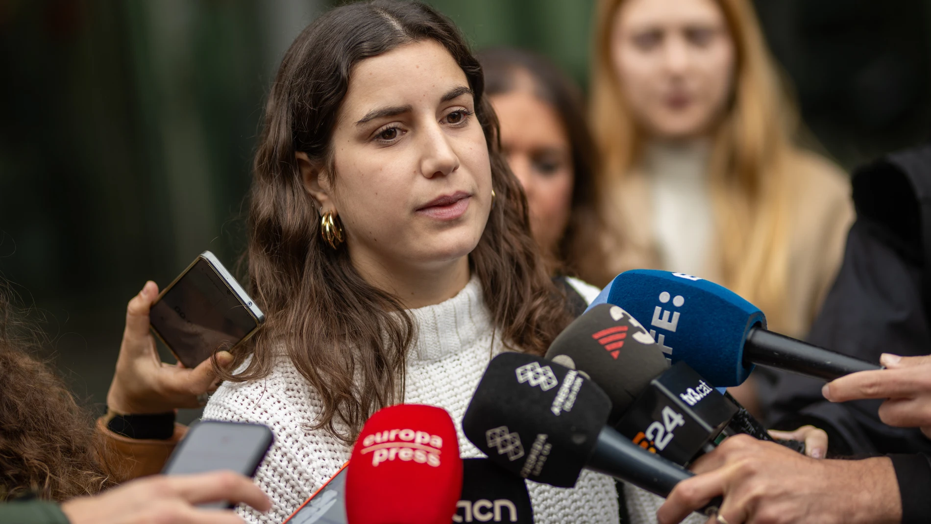Una de las periodistas demandantes a su llegada a un juicio en la Ciutat de la Justicia, a 12 de noviembre de 2024, en Barcelona, Cataluña (España). El acusado, periodista de Catalunya Ràdio y de la Agencia Catalana de Noticies, se enfrenta a una pena de dos años de libertad vigilada y 9.000 euros de multa por agredir sexualmente a una periodista del diario digital 'El Principal', además se encuentra a la espera de otro juicio por una agresión a otra periodista en una discoteca. 12 NOVIEMBRE...