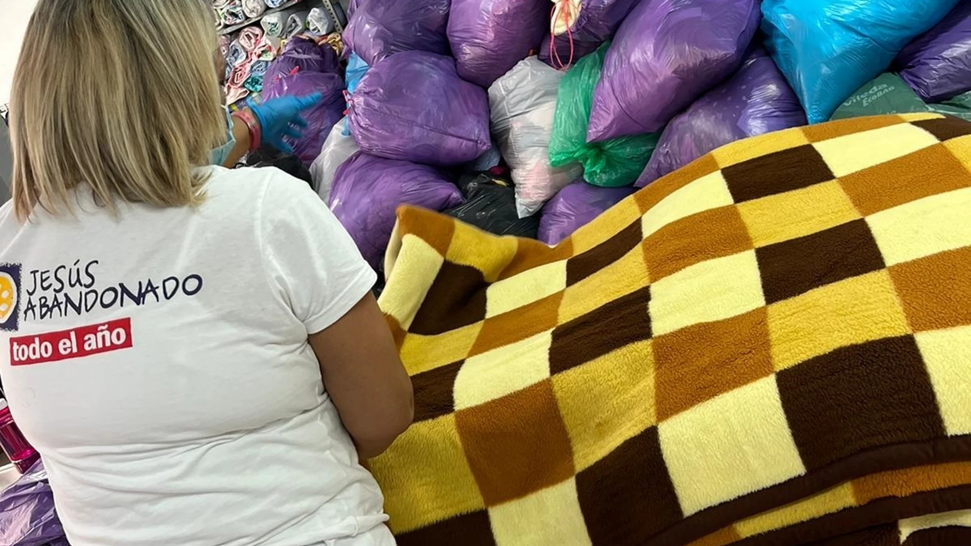 Recogida de mantas y sacos de dormir en el centro de acogida de la Fundación Jesús Abandonado