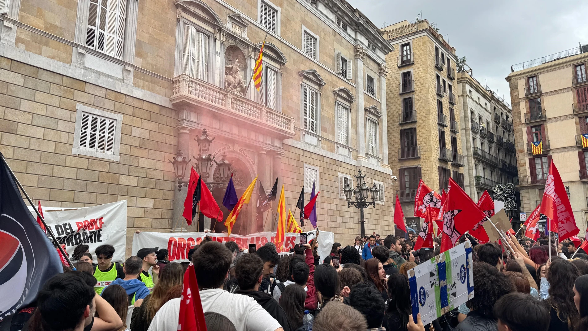 Manifestantes concentrados en plaza Sant Jaume ante el Palau de la Generalitat EUROPA PRESS 12/11/2024