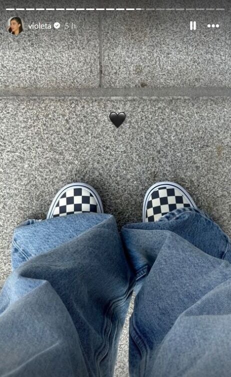 Violeta Mangriñán con las zapatillas Vans Slip-On de estampado de damero