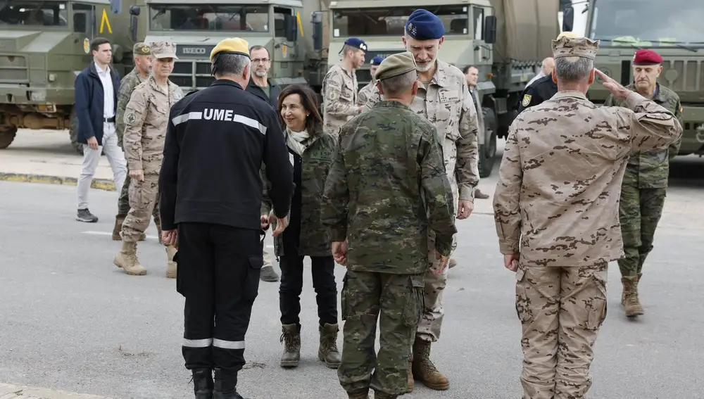 El Rey y Robles, durante su visita a las tropas desplegadas en Valencia