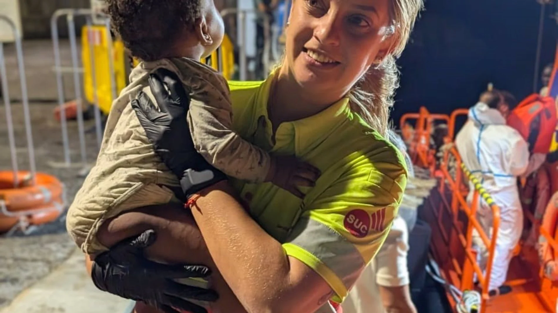 Un menor migrante es atendido por los servicios de emergencias a su llegada a Canarias a bordo de un cayuco