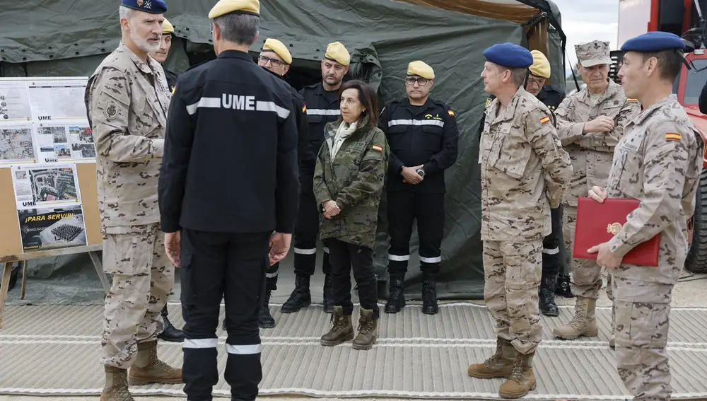 El Rey habla con el jefe de la UME, teniente general Javier Marcos, en presencia de Margarita Robles