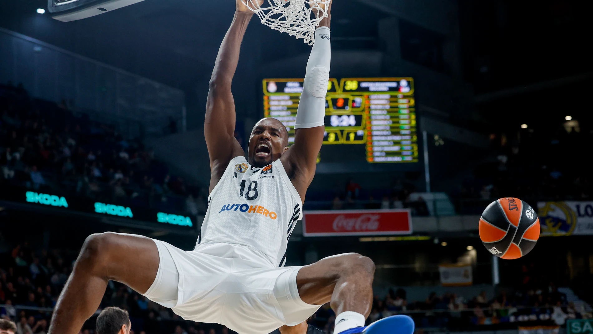 Ibaka machaca el aro de la Virtus