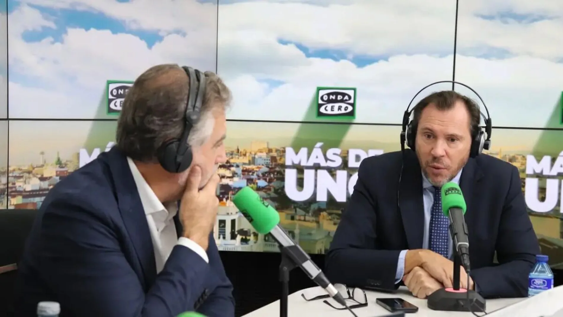 Óscar Puente, con Carlos Alsina, durante su entrevista en "Más de Uno"