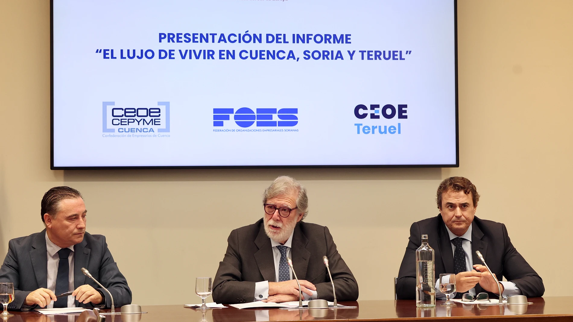 El presidente de la Federación de Organizaciones Empresariales Sorianas (FOES), Santiago Aparicio, durante la presentación del informe 'El lujo de vivir en Cuenca, Soria y Teruel', con datos sobre distintos parámetros que podrían influir en las personas a la hora de establecerse en lugares de baja densidad poblacional para desarrollar su vida familiar y/o laboral.