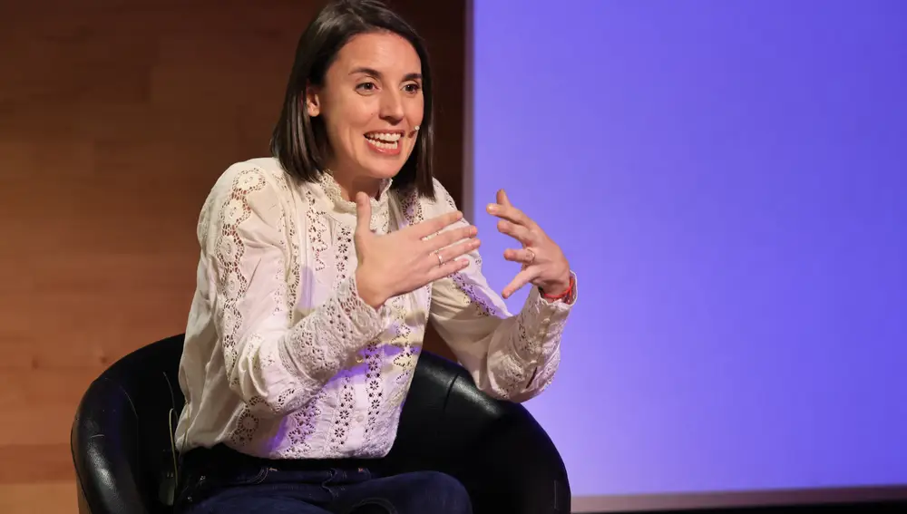 Irene Montero con blusa romántica.