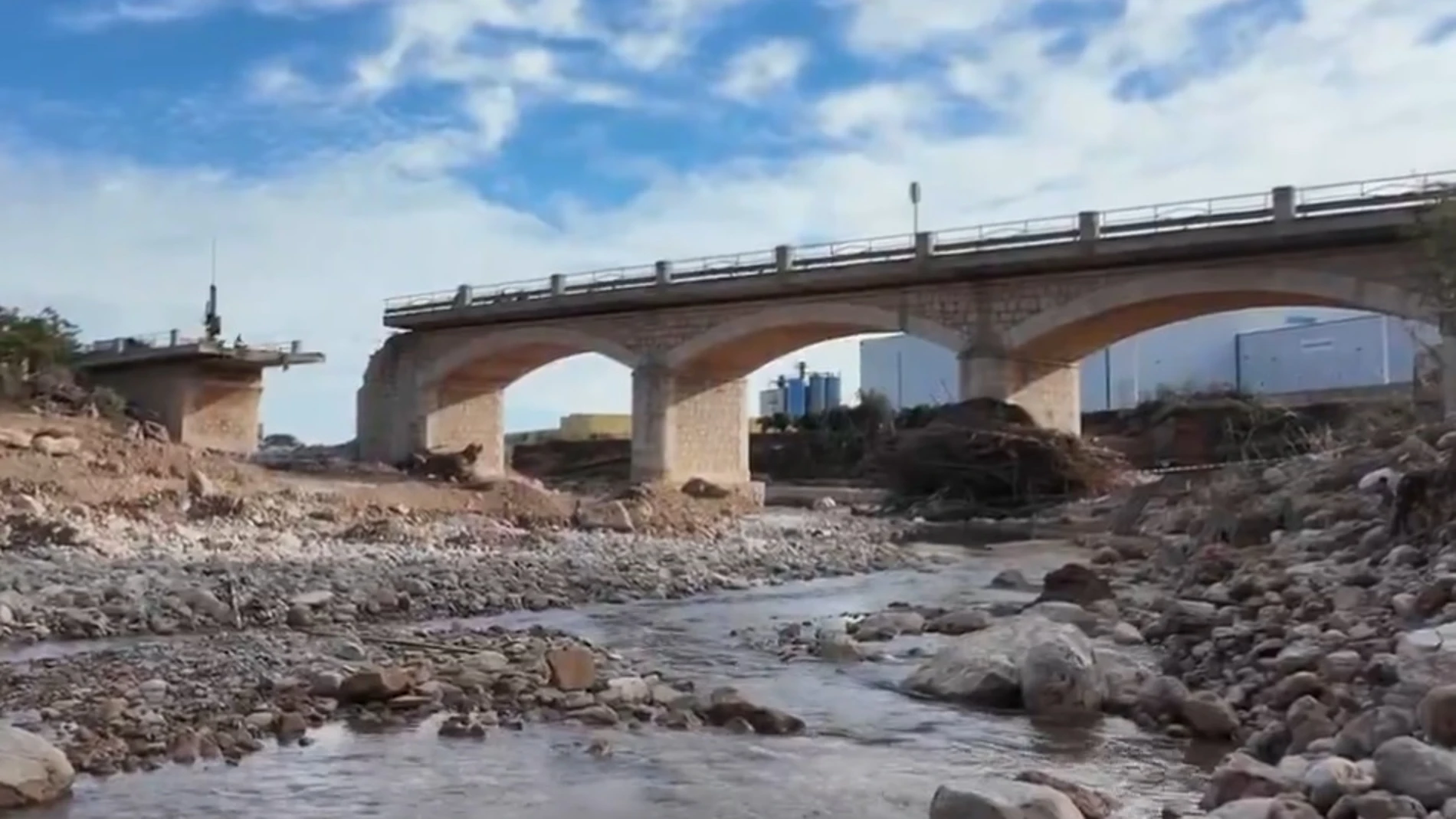 Efectivos de la UME y el Ejército de Tierra trabajan ya en la instalación de tres puentes temporales, en las localidades de Cheste, Riba-roja y Buñol, para reponer infraestructuras dañadas por la DANA REMITIDA / HANDOUT por Ministerio de Defensa Fotografía remitida a medios de comunicación exclusivamente para ilustrar la noticia a la que hace referencia la imagen, y citando la procedencia de la imagen en la firma 12/11/2024