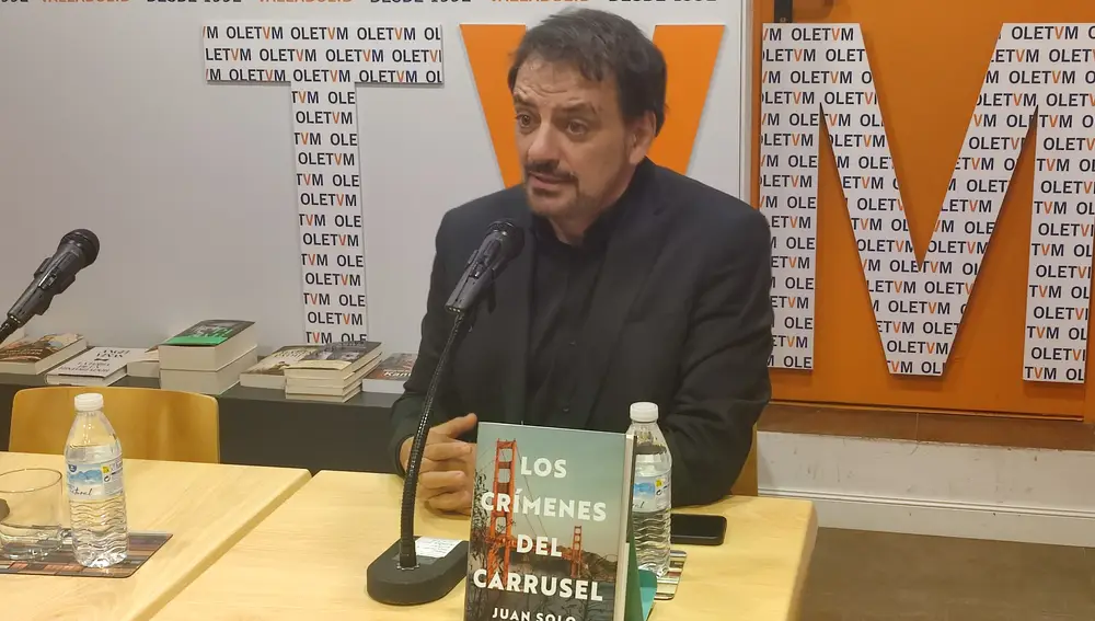 Juan Solo durante la presentación de "Los crímenes del carrusel" en la librería Oletvm de Valladolid