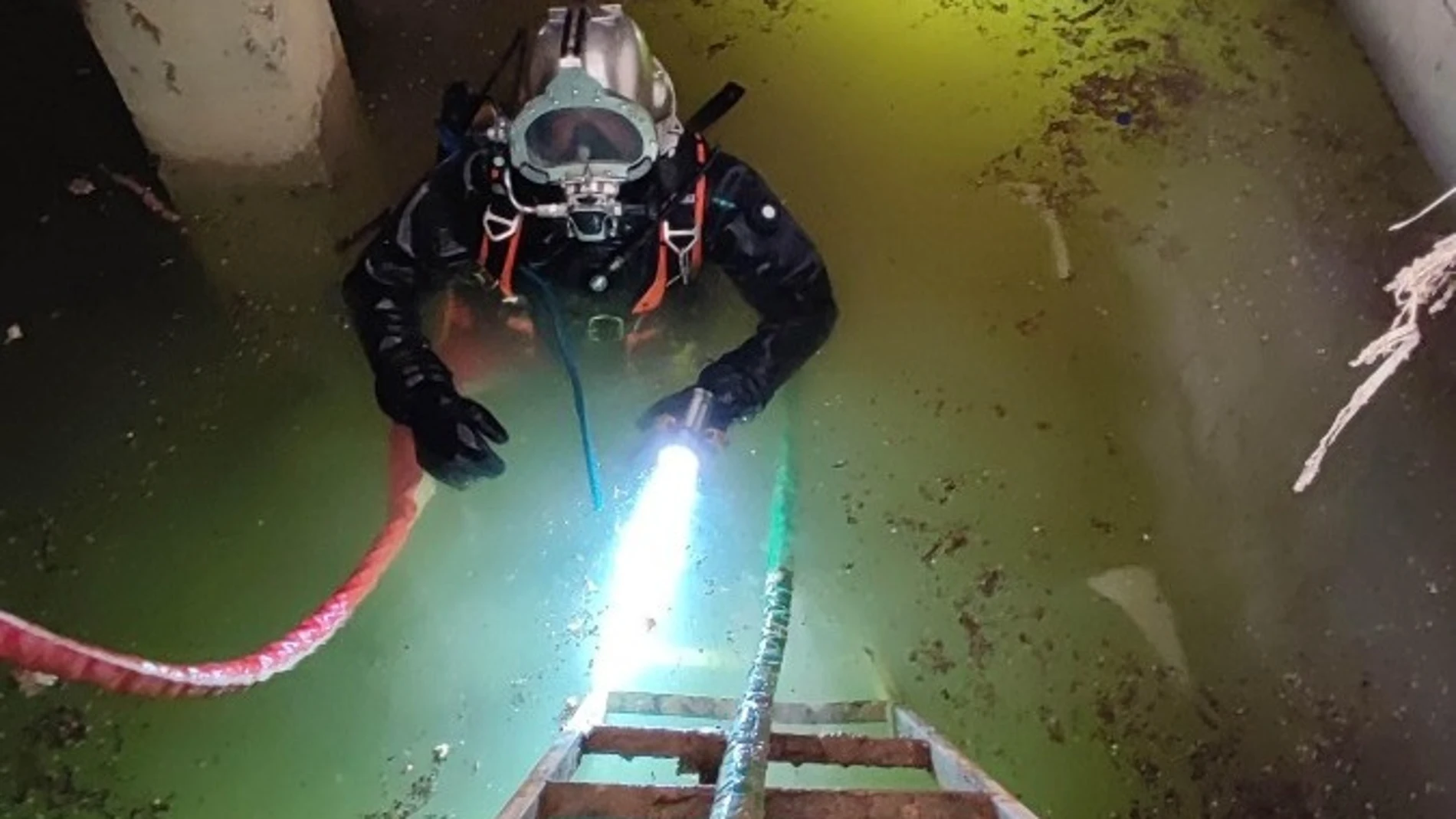 Buzos del Centro de buceo de la Armada