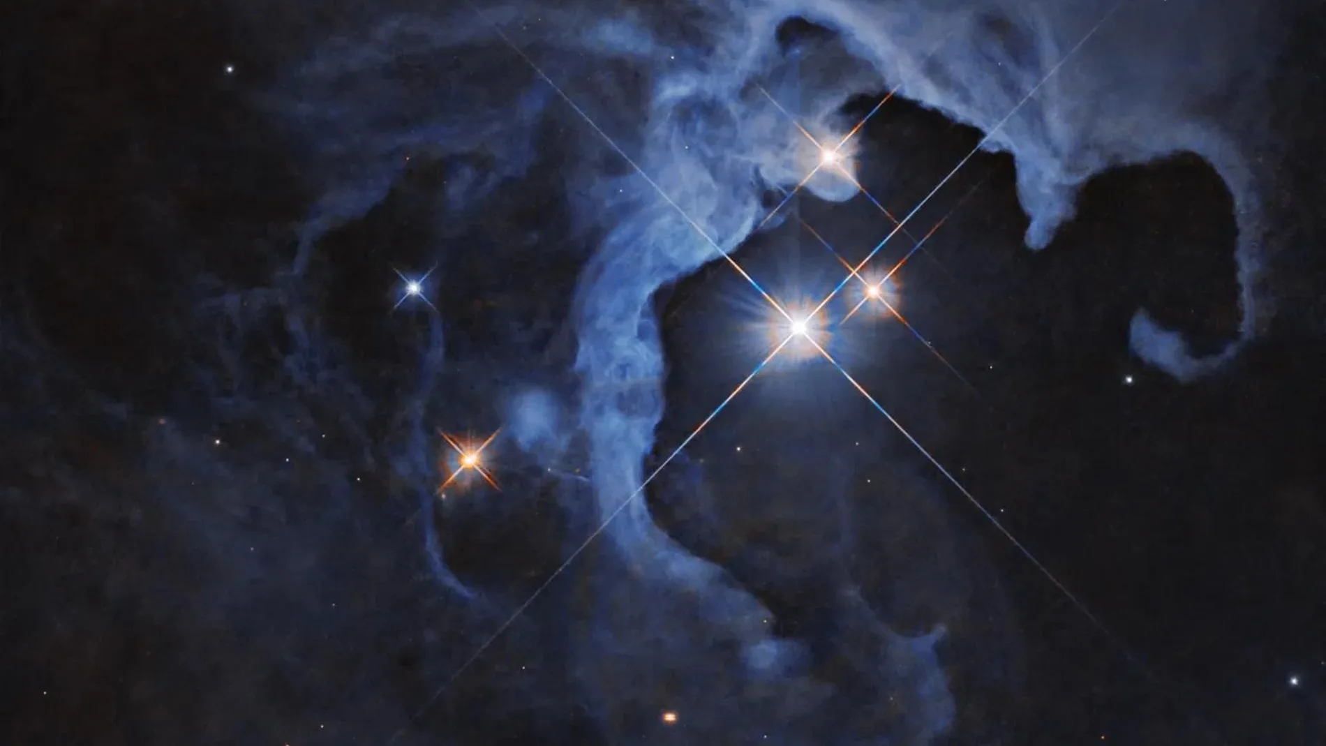 Esta imagen del telescopio espacial Hubble captura un sistema estelar triple, que podría albergar planetas potencialmente habitables. Nuestro vecino estelar más cercano, el sistema Alpha Centauri, también incluye tres estrellas.