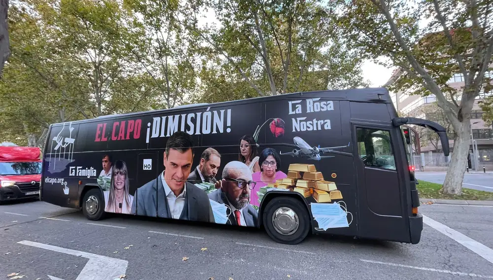 Autobús de Hazte Oír circula por los aledaños de la Asamblea de Madrid