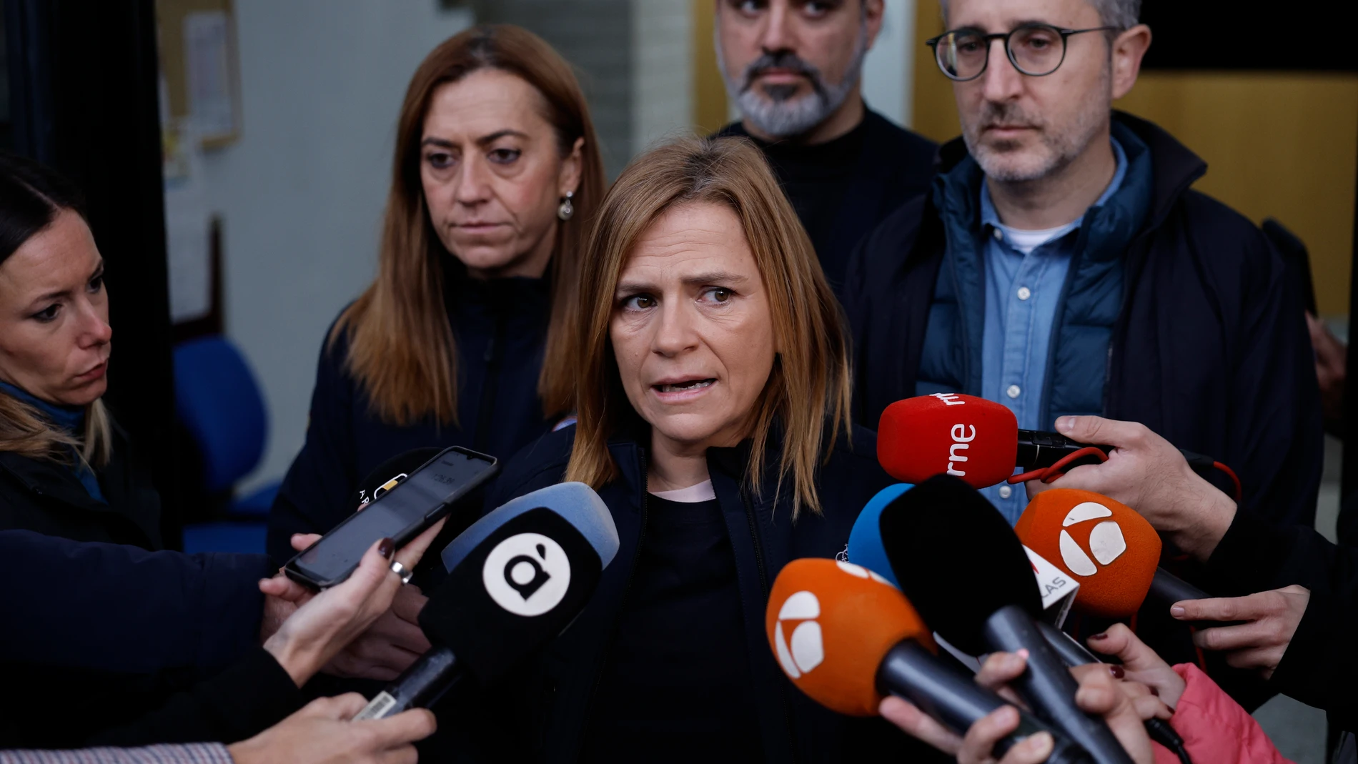 L'ELIANA (VALENCIA), 13/11/2024.- La delegada del Gobierno en la Comunidad Valenciana, Pilar Bernabé, realiza declaraciones a su llegada este martes a la reunión del Centro de Coordinación Operativa Integrada (Cecopi), el órgano que gestiona la emergencia por la dana en Valencia. Docenas de municipios de Valencia asolados por la dana afrontan, en medio del inédito despliegue de emergencia y ayuda solidaria, la amenaza de una nueva dana que ha obligado a suspender las clases y condiciona aún m...