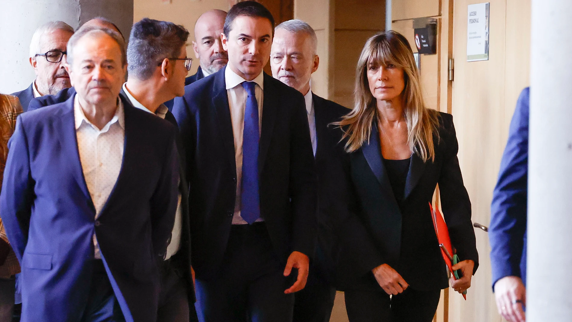 MADRID, 13/11/2024.- Begoña Gómez (d), esposa del presidente del gobierno Pedro Sánchez, llega acompañada del portavoz del Grupo Parlamentario Socialista en la Asamblea de Madrid, Juan Lobato (c), a la primera sesión de la comisión de investigación impulsada por el PP para dilucidar si tuvo "tratos de favor" por la Universidad Complutense para la creación de su cátedra, este miércoles en la Asamblea de Madrid. Gómez se ha acogido este miércoles a su derecho a no declarar en la citada comisión...