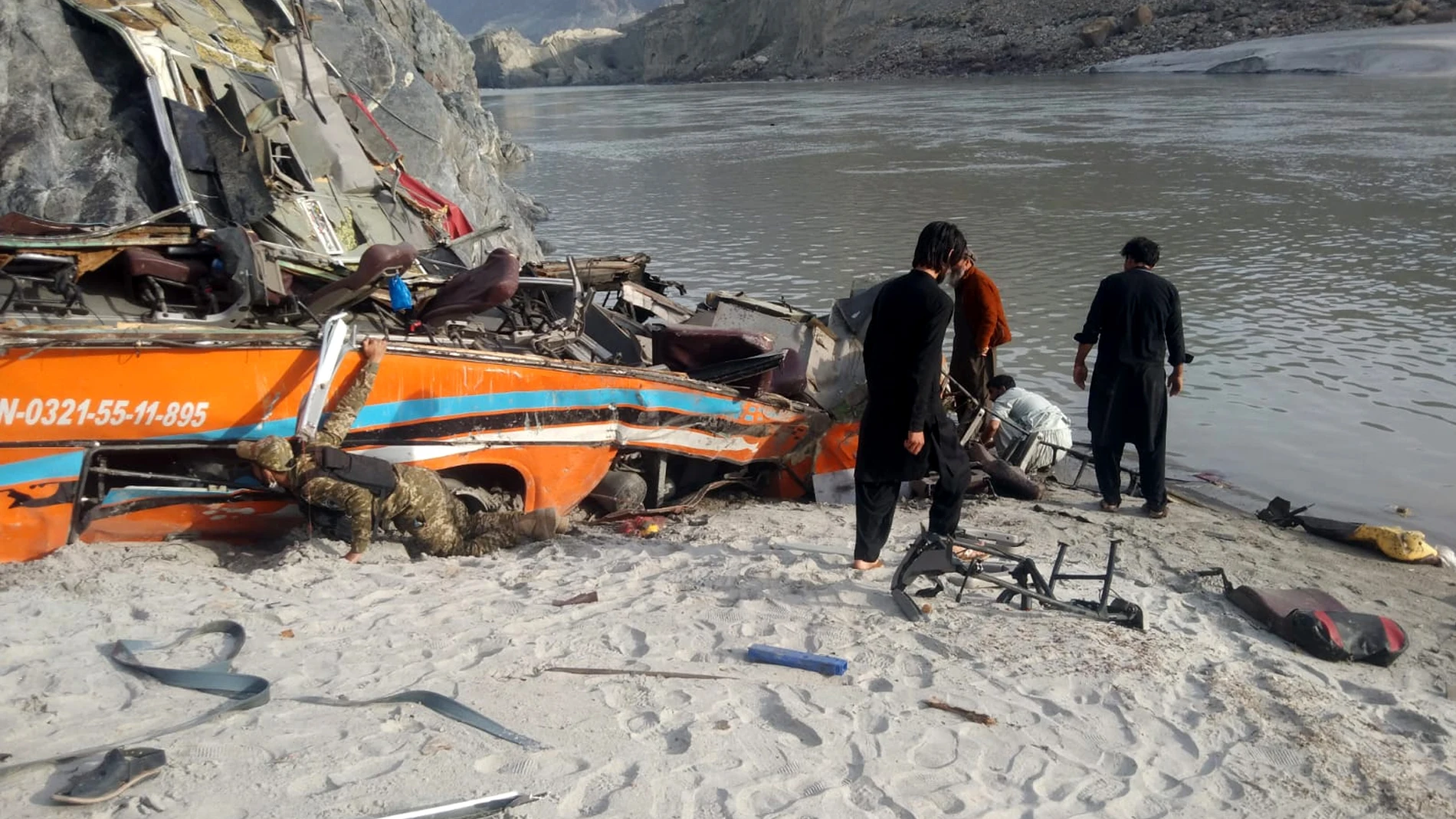 (Foto de ARCHIVO) Imagen de archivo de un accidente de bus en Diamer, en la región de Gilgit-Baltistan, norte de Pakistán Europa Press/Contacto/Ahmad Kamal 03/05/2024 ONLY FOR USE IN SPAIN