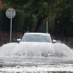Un coche circula por una carretera inundada en Tarragona, imagen de archivo
