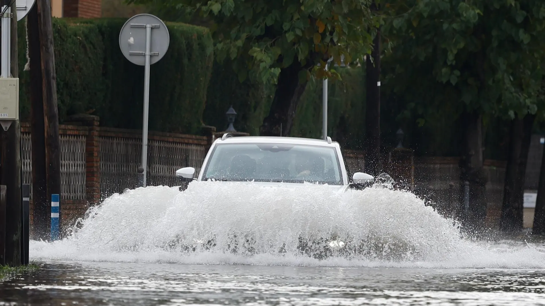 Un coche circula por una carretera inundada en Tarragona, imagen de archivo