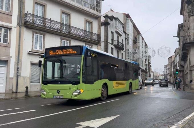 Autobús pasando a la altura de la Plaza de Galicia en Santiago de Compostela