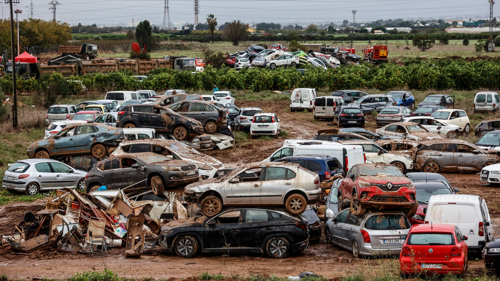 Coches afectados por la DANA amontonados en una parcela