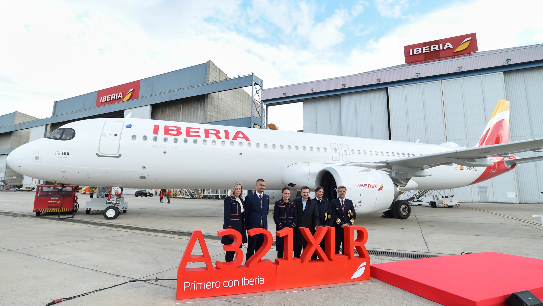 El presidente de Iberia, Marco Sansavini(3d), los pilotos y los tripulantes de cabina, durante la presentación del nuevo avión A321 XLR, en las instalaciones de mantenimiento de Iberia, a 13 de noviembre de 2024, en La Muñoza, Madrid (España). Iberia protagoniza el estreno mundial del nuevo avión Airbus A321XLR en un vuelo transoceánico comercial de la ruta entre Madrid y Boston, que tiene previsto el despegue desde Barajas a las 12.35 horas. Este nuevo modelo del fabricante europeo destaca p...