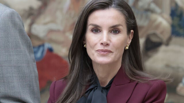La Reina Letizia apuesta por el color tendencia.